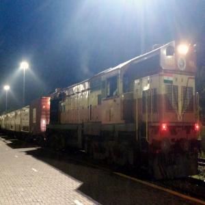 Second Oxygen Express to Kerala, carrying seven 20ft cryogenic containers with Liquid Medical Oxygen from Rourkela reached Vallarpadam Terminal of Cochin Port