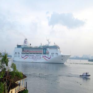 Cordelia cruises, the first cruise vessel to call at Cochin Port since the onset of pandemic, was given a traditional welcome by  @KeralaTourism   at Sagarika, the new International Cruise Terminal at Cochin Port. 