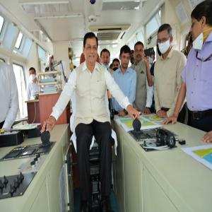 Shri Sarbananda Sonowal, Hon’ble Union Cabinet Minister carried out an inspection of the Port infrastructure and new projects of Cochin Port during a tug ride in the Cochin harbour.