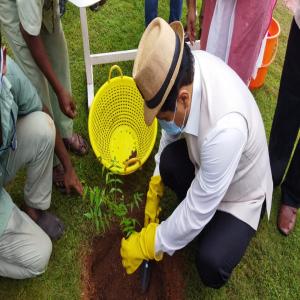 Shri Sarbananda Sonowal, Hon’ble Union Cabinet Minister for Ports, Shipping and Waterways & Ayush plants a Neem tree sapling in the Administrative lawns of Cochin Port Trust